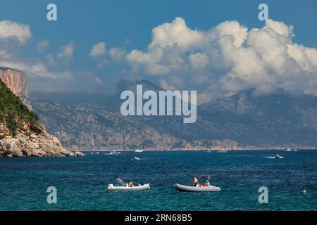 Bateaux à moteur sur la côte, parc national de Gennargentu et Golfo di Orosei, Sardaigne, Italie, parc national de Gennargentu et Golfo di Orosei, Sardaigne Banque D'Images