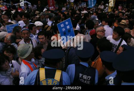 (150715) -- TOKYO, le 15 juillet 2015 -- des personnes assistent à un rassemblement devant le bâtiment du Parlement pour protester contre les projets de loi controversés sur la sécurité à Tokyo, Japon, le 15 juillet 2015. Des dizaines de milliers de personnes ont participé à la manifestation. ) JAPAN-TOKYO-POLITICS-SECURITY BILLS-RALLYE Stringer PUBLICATIONxNOTxINxCHN 150715 Tokyo juillet 15 2015 des célébrités assistent à un rassemblement devant le Parlement pour protester contre les controversés projets de loi sur la sécurité à Tokyo Japon juillet 15 2015 des dizaines de milliers de célébrités ont participé à la manifestation Japon Tokyo POLITICS Security Bills Rally Stringer PUBLIC Banque D'Images