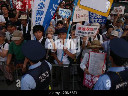 (150715) -- TOKYO, le 15 juillet 2015 -- des personnes assistent à un rassemblement devant le bâtiment du Parlement pour protester contre les projets de loi controversés sur la sécurité à Tokyo, Japon, le 15 juillet 2015. Des dizaines de milliers de personnes ont participé à la manifestation. ) JAPAN-TOKYO-POLITICS-SECURITY BILLS-RALLYE Stringer PUBLICATIONxNOTxINxCHN 150715 Tokyo juillet 15 2015 des célébrités assistent à un rassemblement devant le Parlement pour protester contre les controversés projets de loi sur la sécurité à Tokyo Japon juillet 15 2015 des dizaines de milliers de célébrités ont participé à la manifestation Japon Tokyo POLITICS Security Bills Rally Stringer PUBLIC Banque D'Images