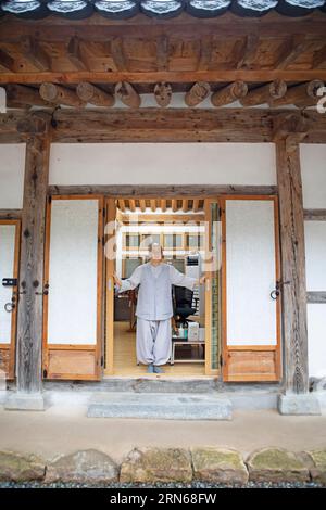 Religieuse coréenne, 43 ans, au temple Baekyangsa ou Baegyangsa dans le parc national de Naejangsan, temple principal de l'ordre Jogye du bouddhisme coréen, Bukha-myeon Banque D'Images