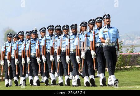 SRINAGAR, le 15 juillet 2015 -- l'équipe d'exercices des guerriers aériens (AWDT) de l'Indian Air Force (IAF) participe à un exercice lors d'un événement à Srinagar, capitale estivale du Cachemire contrôlé par l'Inde, le 15 juillet 2015.) KASHMIR-SRINAGAR-INDIAN AIR FORCE DRILL JavedxDar PUBLICATIONxNOTxINxCHN Srinagar juillet 15 2015 Air Warriors Drill Team of Indian Air Force IAF prend part à un exercice pendant l'événement à Srinagar capitale d'été du Cachemire contrôlé par l'Inde juillet 15 2015 Cachemire Srinagar Indian Air Force Drill JavedxDar PUBLICATIONxNOTxNOTxINxCHN Banque D'Images