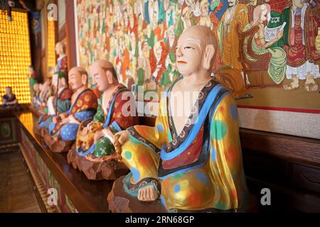 Nahan ou des figures de disciple de Bouddha dans la salle de prière, Baekyangsa ou Baegyangsa Temple dans le parc national de Naejangsan, temple principal de l'ordre de Jogye Banque D'Images