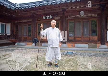 Moine coréen, 73 ans, devant sa maison, temple Baekyangsa, temple principal de l'ordre Jogye du bouddhisme coréen, Bukha-myeon, Jangseong, Sud Banque D'Images