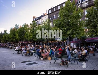 Les gens profitent de l'été dans les cafés et restaurants de rue, place de la victoire, Clermont-Ferrand, département du Puy-de-Dôme, Auvergne-Rhône-Alpes Banque D'Images