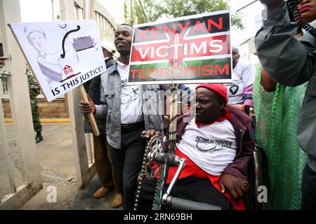 NAIROBI, le 15 juillet 2015 -- les survivants et les proches des victimes de l'attentat à la bombe perpétré le 7 août 1998 à l'ambassade des États-Unis manifestent devant le bureau du secrétaire du Cabinet de l'intérieur du Kenya Joseph Nkaissery pour demander réparation à la fois par le gouvernement américain et le gouvernement kenyan à Nairobi, Kenya, le 15 juillet 2015. )(bxq) KENYA-NAIROBI-MANIFESTATION JohnxOkoyo PUBLICATIONxNOTxINxCHN Nairobi juillet 15 2015 des survivants et des proches des victimes de l'attentat à la bombe perpétré en août 7 1998 à l'ambassade des États-Unis manifestent devant le bureau du secrétaire du Cabinet de l'intérieur kenyan Joseph Nkaissery S pour demander réparation par les deux États-Unis Gove Banque D'Images