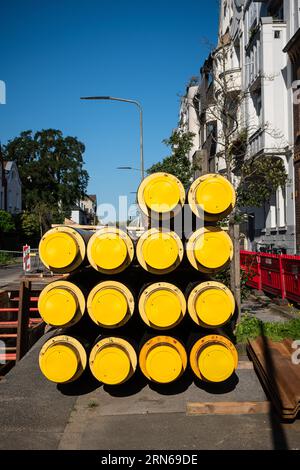 Une pile de nouveaux tuyaux pour le chauffage urbain sur un chantier de construction à Duesseldorf, en Allemagne Banque D'Images