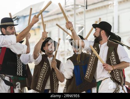 (150716) -- ZAGREB, 16 juillet 2015 -- des participants portugais se produisent lors du 49e Festival international de folklore à Zagreb, capitale de la Croatie, le 16 juillet 2015.) CROATIE-ZAGREB-FESTIVAL FOLKLORIQUE MisoxLisanin PUBLICATIONxNOTxINxCHN 150716 Zagreb juillet 16 2015 des participants du Portugal se produisent lors du 49e Festival International folklorique à Zagreb capitale de la Croatie juillet 16 2015 Croatie Zagreb Festival folklorique MisoxLisanin PUBLICATIONxNOTxINxCHN Banque D'Images