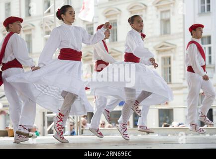 (150716) -- ZAGREB, 16 juillet 2015 -- des participants de France se produisent lors du 49e Festival international de folklore à Zagreb, capitale de la Croatie, le 16 juillet 2015.) CROATIE-ZAGREB-FESTIVAL FOLKLORIQUE MisoxLisanin PUBLICATIONxNOTxINxCHN 150716 Zagreb juillet 16 2015 des participants de France se produisent lors du 49e Festival International folklorique à Zagreb capitale de la Croatie juillet 16 2015 Croatie Zagreb Festival folklorique MisoxLisanin PUBLICATIONxNOTxINxCHN Banque D'Images