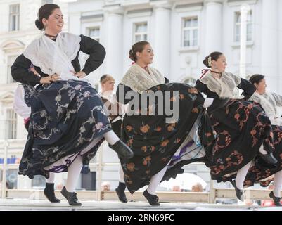 (150716) -- ZAGREB, 16 juillet 2015 -- des participants espagnols se produisent lors du 49e Festival international de folklore à Zagreb, capitale de la Croatie, le 16 juillet 2015.) CROATIE-ZAGREB-FESTIVAL FOLKLORIQUE MisoxLisanin PUBLICATIONxNOTxINxCHN 150716 Zagreb juillet 16 2015 des participants d'Espagne se produisent lors du 49e Festival International folklorique à Zagreb capitale de la Croatie juillet 16 2015 Croatie Zagreb Festival folklorique MisoxLisanin PUBLICATIONxNOTxINxCHN Banque D'Images