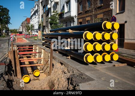 Une pile de nouveaux tuyaux pour le chauffage urbain sur un chantier de construction à Duesseldorf, en Allemagne Banque D'Images