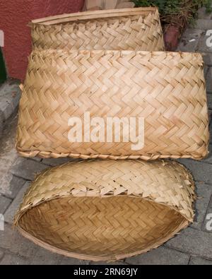 Paniers faits de fibres végétales enfermés de manière indigène, appelés cofo. Banque D'Images