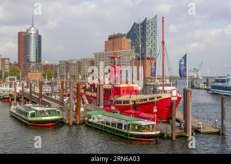 Lancement, le bateau phare LV 13 dans la ville Sporthafen et derrière elle l'Elbe Philharmonic Hall Hamburg, ville hanséatique de Hambourg, Land Hamburg, North GE Banque D'Images