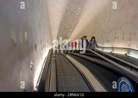 Visiteurs sur les escalators de la salle Philharmonique de l'Elbe, ville hanséatique de Hambourg, État de Hambourg, Allemagne du Nord, Allemagne, Europe Banque D'Images