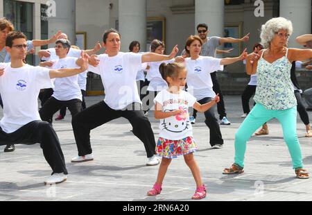 (150717) -- BRUXELLES, le 16 juillet 2015 -- des spectateurs et des membres de la Fédération belge de Qigong Santé présentent le Qigong Santé sur la place de la monnaie, lors de la semaine du Qigong Santé en cours à Bruxelles, capitale de la Belgique, le 16 juillet 2015. Le Qigong est un type de pratique spirituelle et physique originaire de Chine. BELGIUM-BRUSSELS-HEALTH QIGONG WEEK GongxBing PUBLICATIONxNOTxINxCHN 150717 Bruxelles juillet 16 2015 des spectateurs et des membres de la Fédération Belgian Health Qigong présentent Health Qigong SUR la place de la Wallet lors de la Health Qigong week à Bruxelles capitale du Belgi Banque D'Images