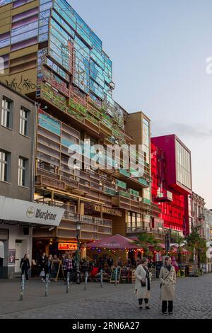 Rue Reeperbahn Façades de la maison Pauli de Klubhaus St. Pauli et St. Pauli-Schmidt-Theater, dans la soirée, St. Pauli, ville hanséatique de Hambourg Banque D'Images