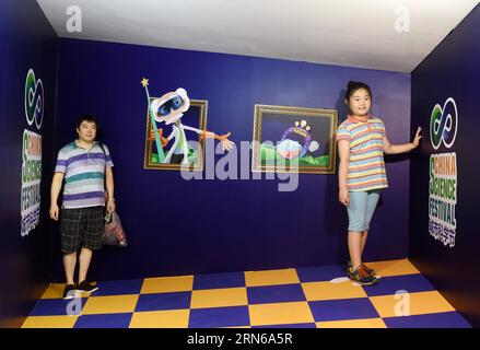 (150717) -- BEIJING, 17 juillet 2015 -- les visiteurs découvrent la théorie de la perspective au Festival de la science chinoise 2015 à Beijing, Chine, le 17 juillet 2015. Le Festival de la Science de Chine 2015 a débuté vendredi au Centre d'exposition de Beijing, attirant 125 organisations, instituts et entreprises de 12 pays et régions. Le thème du festival est la lumière et la couleur. ) (Zhs) CHINA-BEIJING-SCIENCE FESTIVAL (CN) ChenxYehua PUBLICATIONxNOTxINxCHN 150717 Beijing 17 2015 juillet les visiteurs découvrent la THÉORIE DE la perspective AU Festival de la science chinoise 2015 à Beijing Chine 17 2015 juillet le 2015 CH Banque D'Images