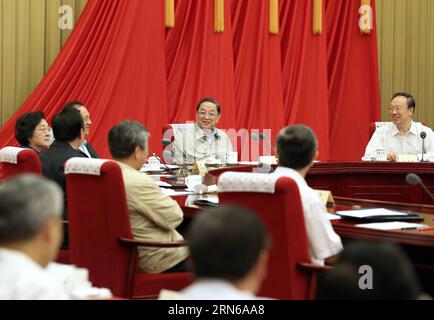 (150717) -- BEIJING, 17 juillet 2015 -- Yu Zhengsheng (2e R, arrière), président du Comité national de la Conférence consultative politique du peuple chinois (CCPPC), préside la 32e réunion des présidents et vice-présidents du 12e Comité national de la CCPPC à Beijing, capitale de la Chine, le 17 juillet 2015.) (mp) CHINA-BEIJING-YU ZHENGSHENG-CPPCC-MEETING(CN) PangxXinglei PUBLICATIONxNOTxINxCHN 150717 Beijing juillet 17 2015 Yu Zheng Sheng 2e r arrière-président du Comité national des célébrités chinoises Conférence consultative politique de la CPPCC Président du 32e président et vice-président Banque D'Images