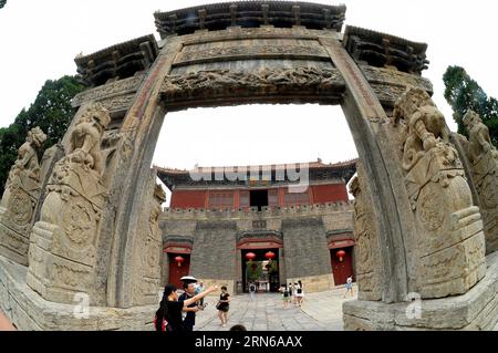 (150717) -- TAI AN , juillet. 17, 2015 -- les touristes apprécient une arcade devant le temple Dai (temple du mont Tai) au pied du mont Tai à Tai an, province du Shandong de l est de la Chine, le 17 juillet 2015. Temple Dai, un lieu touristique populaire, a été construit d'abord dans la dynastie Han (BC.206-220) pour les anciens empereurs à consacrer Dieu du mont Tai et à tenir des cérémonies de culte.) (xcf) CHINE-SHANDONG-TAI AN-TOURISM-DAI TEMPLE FengxJie PUBLICATIONxNOTxINxCHN 150717 Tai à juillet 17 2015 les touristes apprécient à Archway en face du Temple Dai Temple du Mont Tai au pied du Mont Tai à Tai à l'est de la Chine S Shan Don Banque D'Images