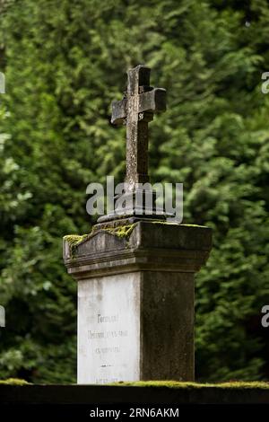 Tombe au cimetière de l'église orthodoxe russe de Saint Elisabeth à Wiesbaden, Hesse, Allemagne Banque D'Images