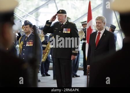 (150717) -- OTTAWA, le 17 juillet 2015 -- le chef d état-major sortant de la Défense, le général Tom Lawson (à gauche), le gouverneur général et commandant en chef du Canada David Johnston (à droite) et le premier ministre Stephen Harper assistent à une cérémonie de passation de commandement au Shaw Centre, à Ottawa, au Canada, le 17 juillet 2015. Le général Jonathan Vance a officiellement remplacé le général Tom Lawson au poste de chef d état-major de la Défense (CEMD) du Canada vendredi matin. CANADA-OTTAWA-NOUVEAU CHEF DE LA DÉFENSE-CÉRÉMONIE DavidxKawai PUBLICATIONxNOTxINxCHN 150717 Ottawa 17 2015 juillet Chef d'état-major sortant de la Défense le général Tom Lawson l Canada Banque D'Images