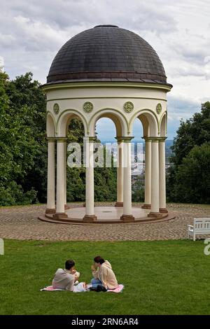 Couple dans le parc en face du Monopteros, bâtiment rond avec des colonnes, sur le Neroberg, une destination d'excursion populaire, Wiesbaden, Hesse, allemand Banque D'Images