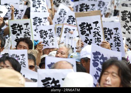 (150718) -- TOKYO, 18 juillet 2015 -- des gens brandissent des pancartes lisant Abe la politique est impardonnable lors d'un rassemblement devant le bâtiment du Parlement à Tokyo, Japon, le 18 juillet 2015. Environ cinq mille personnes ont pris part à la manifestation. ) JAPAN-TOKYO-ANTI ABE PROTEST Stringer PUBLICATIONxNOTxINxCHN 150718 Tokyo juillet 18 2015 des célébrités tiennent des pancartes Lire ABE LA POLITIQUE EST IMPARDONNABLE lors d'un rassemblement devant le Parlement à Tokyo Japon juillet 18 2015 environ cinq mille célébrités ont participé à la manifestation Japon Tokyo Protest anti ABE Stringer PUBLICATIONxNOTxINxCHN Banque D'Images