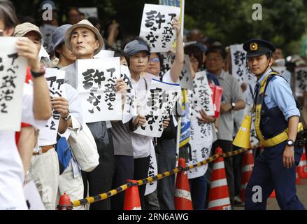 (150718) -- TOKYO, 18 juillet 2015 -- des gens brandissent des pancartes lisant Abe la politique est impardonnable lors d'un rassemblement devant le bâtiment du Parlement à Tokyo, Japon, le 18 juillet 2015. Environ cinq mille personnes ont pris part à la manifestation. ) JAPAN-TOKYO-ANTI ABE PROTEST Stringer PUBLICATIONxNOTxINxCHN 150718 Tokyo juillet 18 2015 des célébrités tiennent des pancartes Lire ABE LA POLITIQUE EST IMPARDONNABLE lors d'un rassemblement devant le Parlement à Tokyo Japon juillet 18 2015 environ cinq mille célébrités ont participé à la manifestation Japon Tokyo Protest anti ABE Stringer PUBLICATIONxNOTxINxCHN Banque D'Images