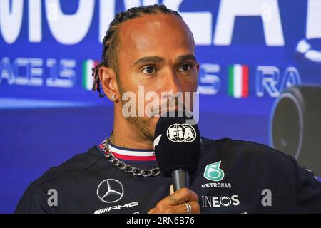 Lewis Hamilton du Royaume-Uni au volant de la Mercedes-AMG PETRONAS F1 Team W14 (44) lors de la conférence de presse des pilotes lors du Grand Prix d'Italie de Formule 1 Pirelli 2023 le 31 août 2023 à Monza, en Italie. Crédit : Luca Rossini/E-Mage/Alamy Live News Banque D'Images