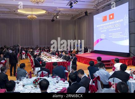 (150718) -- HANOI, le 18 juillet 2015 -- le vice-premier ministre chinois Zhang Gaoli assiste à un déjeuner auquel ont participé des entrepreneurs chinois et vietnamiens à Hanoi, Vietnam, le 18 juillet 2015.) (Yxb) VIETNAM-CHINE-ZHANG GAOLI-VISIT WangxYe PUBLICATIONxNOTxINxCHN 150718 Hanoi juillet 18 2015 le vice-premier ministre chinois Zhang Gaoli assiste à un déjeuner organisé par des entrepreneurs chinois et vietnamiens à Hanoi Vietnam juillet 18 2015 yxb Vietnam Chine Zhang Gaoli Visit WangXYe PUBLICATIONxNOTxINxCHN Banque D'Images