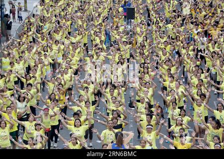 (150719) -- VILLE DE MANDALUYONG, 19 juillet 2015 -- des gens participent à une tentative officielle de battre le record du monde Guinness pour avoir la plus grande classe de Zumba dans la ville de Mandaluyong, aux Philippines, le 19 juillet 2015. Les Philippines ont établi un nouveau record du monde pour la tenue de la plus grande classe de Zumba au monde avec un total de 12 975 personnes participant à l'événement. ) PHILIPPINES-MANDALUYONG CITY-ZUMBA-RECORD DU MONDE RouellexUmali PUBLICATIONxNOTxINxCHN 150719 Mandaluyong City juillet 19 2015 des célébrités participent à la tentative officielle de briser le record du monde Guinness pour avoir la plus grande classe de Zumba en Banque D'Images