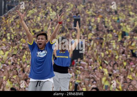 (150719) -- VILLE DE MANDALUYONG, 19 juillet 2015 -- des gens participent à une tentative officielle de battre le record du monde Guinness pour avoir la plus grande classe de Zumba dans la ville de Mandaluyong, aux Philippines, le 19 juillet 2015. Les Philippines ont établi un nouveau record du monde pour la tenue de la plus grande classe de Zumba au monde avec un total de 12 975 personnes participant à l'événement. ) PHILIPPINES-MANDALUYONG CITY-ZUMBA-RECORD DU MONDE RouellexUmali PUBLICATIONxNOTxINxCHN 150719 Mandaluyong City juillet 19 2015 des célébrités participent à la tentative officielle de briser le record du monde Guinness pour avoir la plus grande classe de Zumba en Banque D'Images