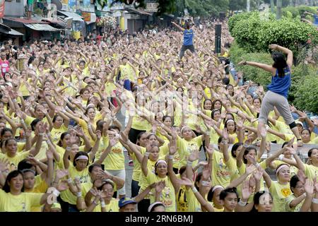 (150719) -- VILLE DE MANDALUYONG, 19 juillet 2015 -- des gens participent à une tentative officielle de battre le record du monde Guinness pour avoir la plus grande classe de Zumba dans la ville de Mandaluyong, aux Philippines, le 19 juillet 2015. Les Philippines ont établi un nouveau record du monde pour la tenue de la plus grande classe de Zumba au monde avec un total de 12 975 personnes participant à l'événement. ) PHILIPPINES-MANDALUYONG CITY-ZUMBA-RECORD DU MONDE RouellexUmali PUBLICATIONxNOTxINxCHN 150719 Mandaluyong City juillet 19 2015 des célébrités participent à la tentative officielle de briser le record du monde Guinness pour avoir la plus grande classe de Zumba en Banque D'Images