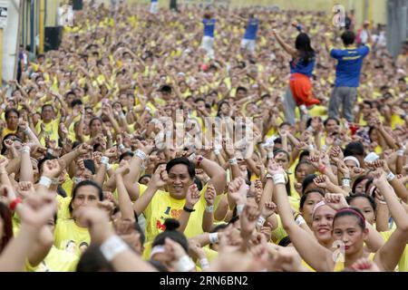 (150719) -- VILLE DE MANDALUYONG, 19 juillet 2015 -- des gens participent à une tentative officielle de battre le record du monde Guinness pour avoir la plus grande classe de Zumba dans la ville de Mandaluyong, aux Philippines, le 19 juillet 2015. Les Philippines ont établi un nouveau record du monde pour la tenue de la plus grande classe de Zumba au monde avec un total de 12 975 personnes participant à l'événement. ) PHILIPPINES-MANDALUYONG CITY-ZUMBA-RECORD DU MONDE RouellexUmali PUBLICATIONxNOTxINxCHN 150719 Mandaluyong City juillet 19 2015 des célébrités participent à la tentative officielle de briser le record du monde Guinness pour avoir la plus grande classe de Zumba en Banque D'Images