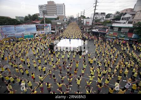 (150719) -- VILLE DE MANDALUYONG, 19 juillet 2015 -- des gens participent à une tentative officielle de battre le record du monde Guinness pour avoir la plus grande classe de Zumba dans la ville de Mandaluyong, aux Philippines, le 19 juillet 2015. Les Philippines ont établi un nouveau record du monde pour la tenue de la plus grande classe de Zumba au monde avec un total de 12 975 personnes participant à l'événement. ) PHILIPPINES-MANDALUYONG CITY-ZUMBA-RECORD DU MONDE RouellexUmali PUBLICATIONxNOTxINxCHN 150719 Mandaluyong City juillet 19 2015 des célébrités participent à la tentative officielle de briser le record du monde Guinness pour avoir la plus grande classe de Zumba en Banque D'Images