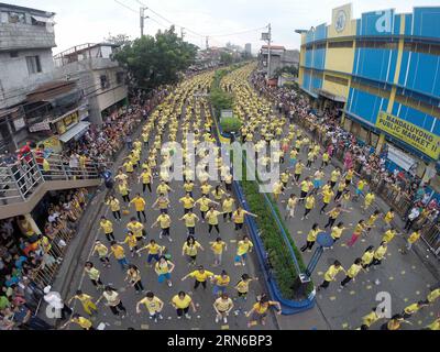 (150719) -- VILLE DE MANDALUYONG, 19 juillet 2015 -- des gens participent à une tentative officielle de battre le record du monde Guinness pour avoir la plus grande classe de Zumba dans la ville de Mandaluyong, aux Philippines, le 19 juillet 2015. Les Philippines ont établi un nouveau record du monde pour la tenue de la plus grande classe de Zumba au monde avec un total de 12 975 personnes participant à l'événement. ) PHILIPPINES-MANDALUYONG CITY-ZUMBA-RECORD DU MONDE RouellexUmali PUBLICATIONxNOTxINxCHN 150719 Mandaluyong City juillet 19 2015 des célébrités participent à la tentative officielle de briser le record du monde Guinness pour avoir la plus grande classe de Zumba en Banque D'Images