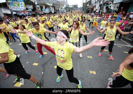 (150719) -- VILLE DE MANDALUYONG, 19 juillet 2015 -- des gens participent à une tentative officielle de battre le record du monde Guinness pour avoir la plus grande classe de Zumba dans la ville de Mandaluyong, aux Philippines, le 19 juillet 2015. Les Philippines ont établi un nouveau record du monde pour la tenue de la plus grande classe de Zumba au monde avec un total de 12 975 personnes participant à l'événement. ) PHILIPPINES-MANDALUYONG CITY-ZUMBA-RECORD DU MONDE RouellexUmali PUBLICATIONxNOTxINxCHN 150719 Mandaluyong City juillet 19 2015 des célébrités participent à la tentative officielle de briser le record du monde Guinness pour avoir la plus grande classe de Zumba en Banque D'Images