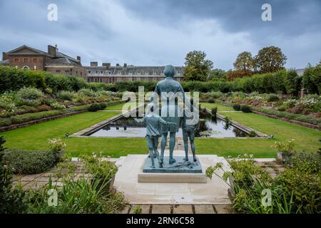 Palais de Kensington, Londres, 31 août 2023. Diana, statue de la princesse de Galles, dans le jardin submergé du palais de Kensington, l'ancienne demeure de la princesse, à l'occasion du 26e anniversaire de la mort de la défunte reine des cœurs. La princesse a été tuée dans un accident de voiture à Paris ce jour-là en 1997. Photo par Amanda Rose/Alamy Live News Banque D'Images