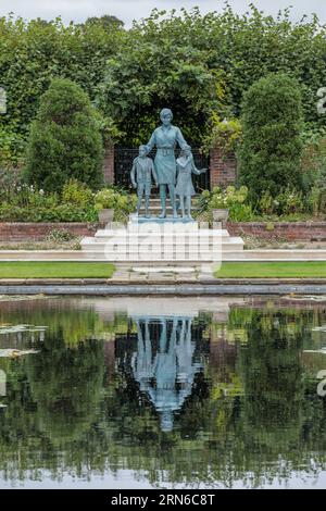 Palais de Kensington, Londres, 31 août 2023. Diana, statue de la princesse de Galles, dans le jardin submergé du palais de Kensington, l'ancienne demeure de la princesse, à l'occasion du 26e anniversaire de la mort de la défunte reine des cœurs. La princesse a été tuée dans un accident de voiture à Paris ce jour-là en 1997. Photo par Amanda Rose/Alamy Live News Banque D'Images