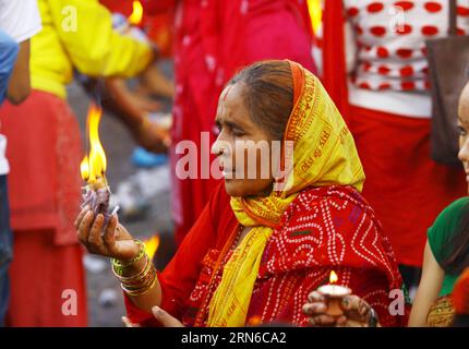 (150720) -- KATMANDOU, 20 juillet 2015 -- Une femme hindoue fait des prières sur Shrawan Somvar au temple Pashupatinath à Katmandou, Népal, le 20 juillet 2015. Shrawan Somvar (lundi) est considéré comme propice pour les femmes hindoues d'offrir la prière au Seigneur Shiva pour la vie longue et prospère pour leurs maris.) (zhf) NÉPAL-KATHMANDU-SHRAWAN SOMVAR-PRAYERS SunilxSharma PUBLICATIONxNOTxINxCHN 150720 Katmandou juillet 20 2015 une femme hindoue OFFRE DES prières SUR Shrawan Somvar AU temple Pashupatinath AU temple À KATMANDOU AU Népal 20 2015 Shrawan Somvar lundi EST considéré comme propice pour les femmes hindoues d'OFFRIR la prière au Seigneur SH Banque D'Images