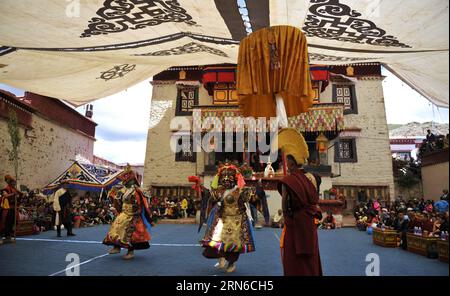 (150720) -- LHASSA, 20 juillet 2015 -- des moines bouddhistes tibétains exécutent une danse cham lors d'un rituel au monastère Pakmo dans le comté de Dagze, dans la région autonome du Tibet du sud-ouest de la Chine, le 20 juillet 2015. La danse, appelée cham en langue tibétaine, est censée éloigner le désastre et le fantôme et apporter chance et bonheur. Les danseurs portent des masques de divers animaux et figures mythiques lorsqu'ils se produisent à l'accompagnement de la musique religieuse. )(mcg) CHINA-LHASSA-CHAM DANCE RITUAL (CN) JigmexDorje PUBLICATIONxNOTxINxCHN 150720 Lhassa juillet 20 2015 des moines bouddhistes tibétains dansent Cham au cours d'un rituel À Monaster Banque D'Images