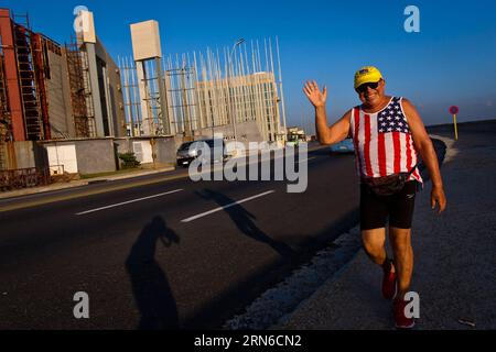 (150720) -- LA HAVANE, le 20 juillet 2015 -- Un coureur fait des vagues près de l'ambassade des États-Unis à la Havane, Cuba, le 20 juillet 2015. Cuba et les États-Unis ont rouvert leurs ambassades respectives lundi dans le cadre de leur récent accord de rétablissement des relations diplomatiques. CUBA-LA HAVANE-États-Unis-RELATIONS DIPLOMATIQUES-AMBASSADE LiuxBin PUBLICATIONxNOTxINxCHN 150720 la Havane juillet 20 2015 a Runner Waves près de l'ambassade des États-Unis à la Havane Cuba LE 20 2015 juillet Cuba et les États-Unis ont rouvert leurs ambassades respectives lundi dans le cadre de leur récent accord pour rétablir les relations diplomatiques Cuba la Havane U diplomatique relation Banque D'Images