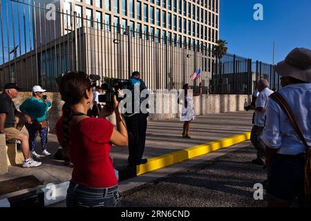 (150720) -- LA HAVANE, le 20 juillet 2015 -- Un touriste californien pose pour des photos à l'ambassade des États-Unis à la Havane, Cuba, le 20 juillet 2015. Cuba et les États-Unis ont rouvert leurs ambassades respectives lundi dans le cadre de leur récent accord de rétablissement des relations diplomatiques. CUBA-LA HAVANE-États-Unis-RELATIONS DIPLOMATIQUES-AMBASSADE LiuxBin PUBLICATIONxNOTxINxCHN 150720 la Havane juillet 20 2015 un touriste de Californie pose pour des photos À l'Ambassade des États-Unis à la Havane Cuba LE 20 2015 juillet Cuba et les États-Unis ont rouvert leurs ambassades respectives lundi dans le cadre de leur récent accord pour restaurer Dipl Banque D'Images