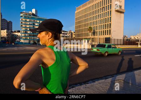 (150720) -- LA HAVANE, le 20 juillet 2015 -- Un coureur se repose près de l'ambassade des États-Unis à la Havane, Cuba, le 20 juillet 2015. Cuba et les États-Unis ont rouvert leurs ambassades respectives lundi dans le cadre de leur récent accord de rétablissement des relations diplomatiques. CUBA-LA HAVANE-États-Unis-RELATIONS DIPLOMATIQUES-AMBASSADE LiuxBin PUBLICATIONxNOTxINxCHN 150720 la Havane juillet 20 2015 un coureur se repose près de l'ambassade des États-Unis à la Havane Cuba LE 20 2015 juillet Cuba et les États-Unis ont rouvert leurs ambassades respectives lundi dans le cadre de leur récent accord pour rétablir les relations diplomatiques Cuba Havana U. s Diplo Banque D'Images
