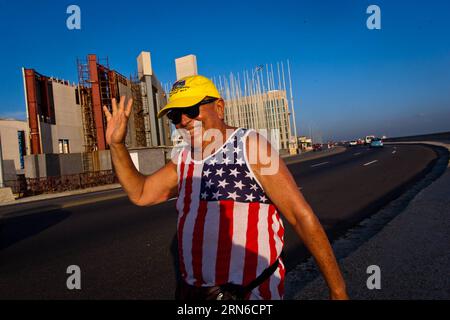 (150720) -- LA HAVANE, le 20 juillet 2015 -- Un coureur fait des vagues près de l'ambassade des États-Unis à la Havane, Cuba, le 20 juillet 2015. Cuba et les États-Unis ont rouvert leurs ambassades respectives lundi dans le cadre de leur récent accord de rétablissement des relations diplomatiques. CUBA-LA HAVANE-États-Unis-RELATIONS DIPLOMATIQUES-AMBASSADE LiuxBin PUBLICATIONxNOTxINxCHN 150720 la Havane juillet 20 2015 a Runner Waves près de l'ambassade des États-Unis à la Havane Cuba LE 20 2015 juillet Cuba et les États-Unis ont rouvert leurs ambassades respectives lundi dans le cadre de leur récent accord pour rétablir les relations diplomatiques Cuba la Havane U diplomatique relation Banque D'Images