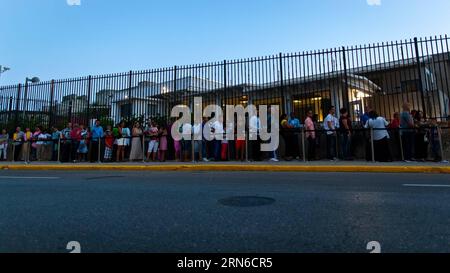 (150720) -- LA HAVANE, le 20 juillet 2015 -- les Cubains font la queue pour demander un visa à l'extérieur du bâtiment principal de l'ambassade des États-Unis à la Havane, Cuba, le 20 juillet 2015. Cuba et les États-Unis ont rouvert leurs ambassades respectives lundi dans le cadre de leur récent accord de rétablissement des relations diplomatiques. CUBA-LA HAVANE-États-Unis-RELATIONS DIPLOMATIQUES-AMBASSADE LiuxBin PUBLICATIONxNOTxINxCHN 150720 la Havane juillet 20 2015 les Cubains font la queue pour demander des visas à l'extérieur du bâtiment principal de l'ambassade des États-Unis à la Havane Cuba LE 20 2015 juillet, Cuba et les États-Unis ont rouvert leurs ambassades respectives À Monda Banque D'Images