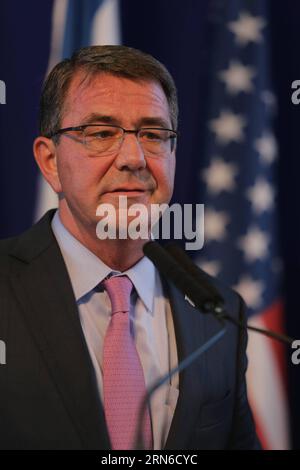 JÉRUSALEM, le 20 juillet 2015 -- le secrétaire américain à la Défense Ashton carter et le ministre israélien de la Défense Moshe ya Alon (absent de la photo) tiennent une conférence de presse conjointe à la base Kirya à tel Aviv, en Israël, le 20 juillet 2015. Ashton carter a promis lundi à Israël que Washington augmenterait l'aide militaire à l'État juif lors d'une première visite d'un fonctionnaire américain au niveau du cabinet en Israël depuis l'annonce de l'accord nucléaire avec l'Iran. ISRAEL-TEL AVIV-US-DM-MILARIDIE JINI PUBLICATIONxNOTxINxCHN Jérusalem juillet 20 2015 le secrétaire de la Défense Ashton carter et les ministres israéliens de la Défense M Banque D'Images