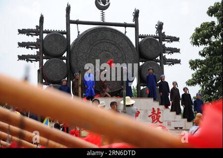(150722) -- LIUZHI , 21 juillet 2015 -- Un chef de village traditionnel vénéré (zhailao) de la minorité ethnique Bouyei bat un tambour spécial lors d'une cérémonie sacrificielle dans la zone spéciale de Liuzhi, province du Guizhou, au sud-ouest de la Chine, le 21 juillet 2015. Double Sixième Festival, un festival traditionnel important arrive le 6 juin selon le calendrier lunaire lorsque les Bouyei font des offrandes aux dieux, chantent et dansent en costumes traditionnels pour la célébration. (xcf) CHINA-GUIZHOU-LIUZHI-DOUBLE SIXIÈME FESTIVAL (CN) TaoxLiang PUBLICATIONxNOTxINxCHN 150722 Liuzhi juillet 21 2015 un chef de village traditionnel vénéré à l'écran Banque D'Images