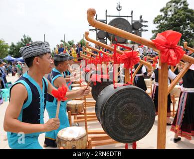 (150722) -- LIUZHI , le 21 juillet 2015 -- les habitants de la minorité ethnique Bouyei ont battu un tambour spécial lors d'une cérémonie sacrificielle dans la zone spéciale de Liuzhi, province du Guizhou, au sud-ouest de la Chine, le 21 juillet 2015. Double Sixième Festival, un festival traditionnel important pour le peuple Bouyei, arrive le 6 juin selon le calendrier lunaire quand ils font des offrandes aux dieux, chantent et dansent en costumes traditionnels pour la célébration. (xcf) CHINA-GUIZHOU-LIUZHI-DOUBLE SIXIÈME FESTIVAL (CN) TaoxLiang PUBLICATIONxNOTxINxCHN 150722 Liuzhi juillet 21 2015 célébrités de la minorité ethnique Buyei battre un tambour spécial dans un sacrifice Banque D'Images
