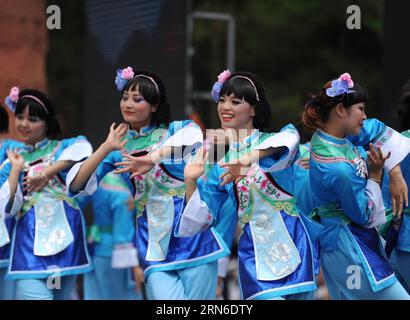 (150722) -- LIUZHI , 21 juillet 2015 -- des gens de la minorité ethnique Bouyei dansent pendant le Double Sixième Festival dans la zone spéciale de Liuzhi, province du Guizhou, dans le sud-ouest de la Chine, le 21 juillet 2015. Double Sixième Festival, un festival traditionnel important pour le peuple Bouyei, arrive le 6 juin selon le calendrier lunaire quand ils font des offrandes aux dieux, chantent et dansent en costumes traditionnels pour la célébration. (xcf) CHINA-GUIZHOU-LIUZHI-DOUBLE SIXIÈME FESTIVAL (CN) TaoxLiang PUBLICATIONxNOTxINxCHN 150722 Liuzhi juillet 21 2015 célébrités de la minorité ethnique Buyei danse pendant le Double sixième Festival à Li Banque D'Images