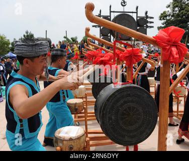 (150722) -- LIUZHI , le 21 juillet 2015 -- les habitants de la minorité ethnique Bouyei ont battu un tambour spécial lors d'une cérémonie sacrificielle dans la zone spéciale de Liuzhi, province du Guizhou, au sud-ouest de la Chine, le 21 juillet 2015. Double Sixième Festival, un festival traditionnel important pour le peuple Bouyei, arrive le 6 juin selon le calendrier lunaire quand ils font des offrandes aux dieux, chantent et dansent en costumes traditionnels pour la célébration. (xcf) CHINA-GUIZHOU-LIUZHI-DOUBLE SIXIÈME FESTIVAL (CN) TaoxLiang PUBLICATIONxNOTxINxCHN 150722 Liuzhi juillet 21 2015 célébrités de la minorité ethnique Buyei battre un tambour spécial dans un sacrifice Banque D'Images